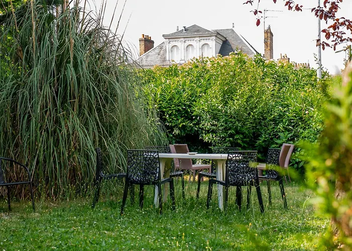 Hotel Hotellerie De Charme Le Relais Cicero Hotel-jardin-calme-verdure- Un Relais Du Xvii En Centre Au Detour Du Zoo La Flèche